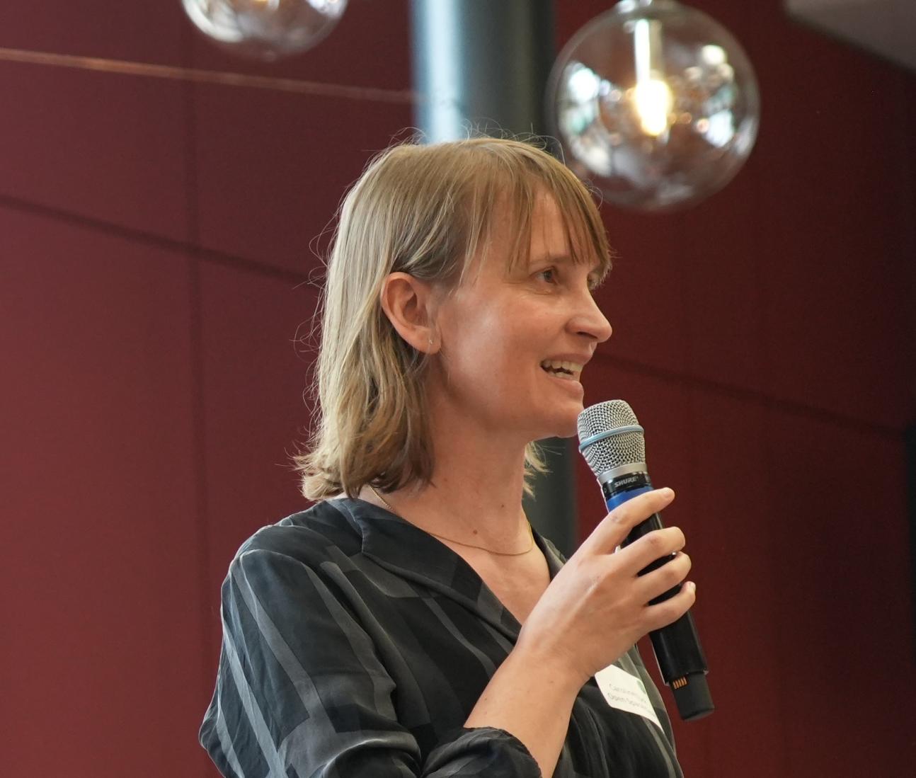 Picture of Anna Caroline Türk speaking into a microphone